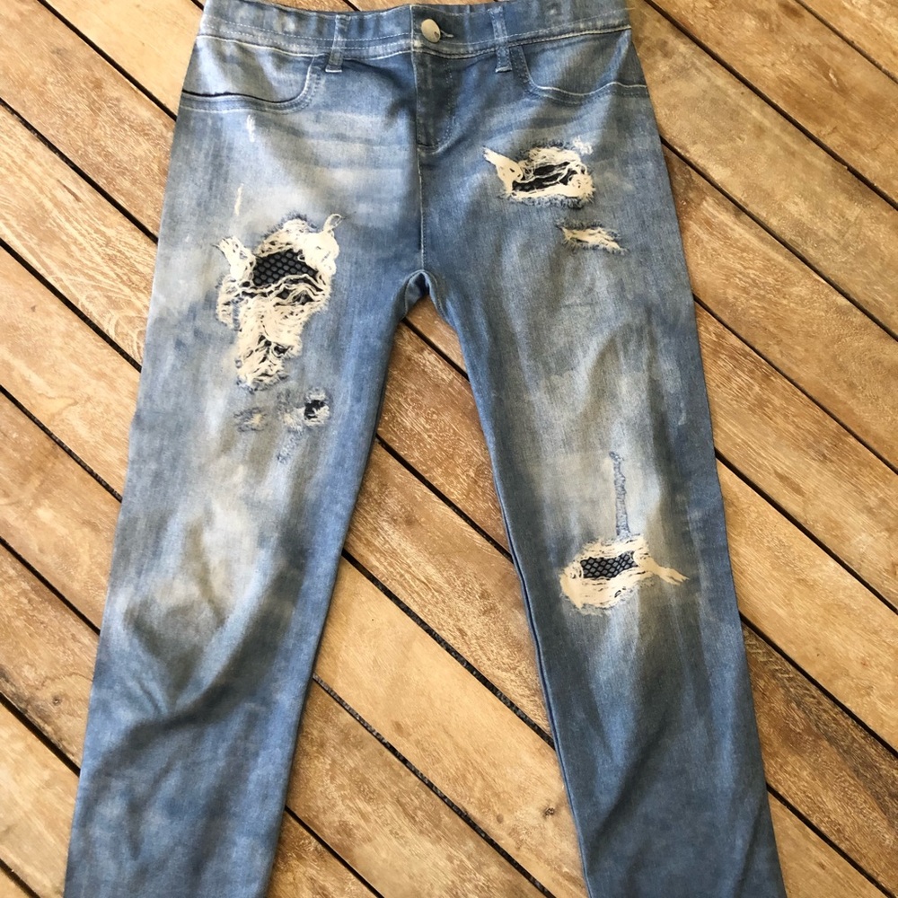 I am selling a pair of silky leggings .